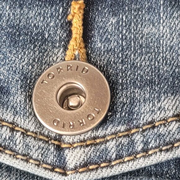 Torrid Denim Women's Trucker Denim Jean Jacket First at Fit Stretch Plus Size 3 - Picture 8 of 13